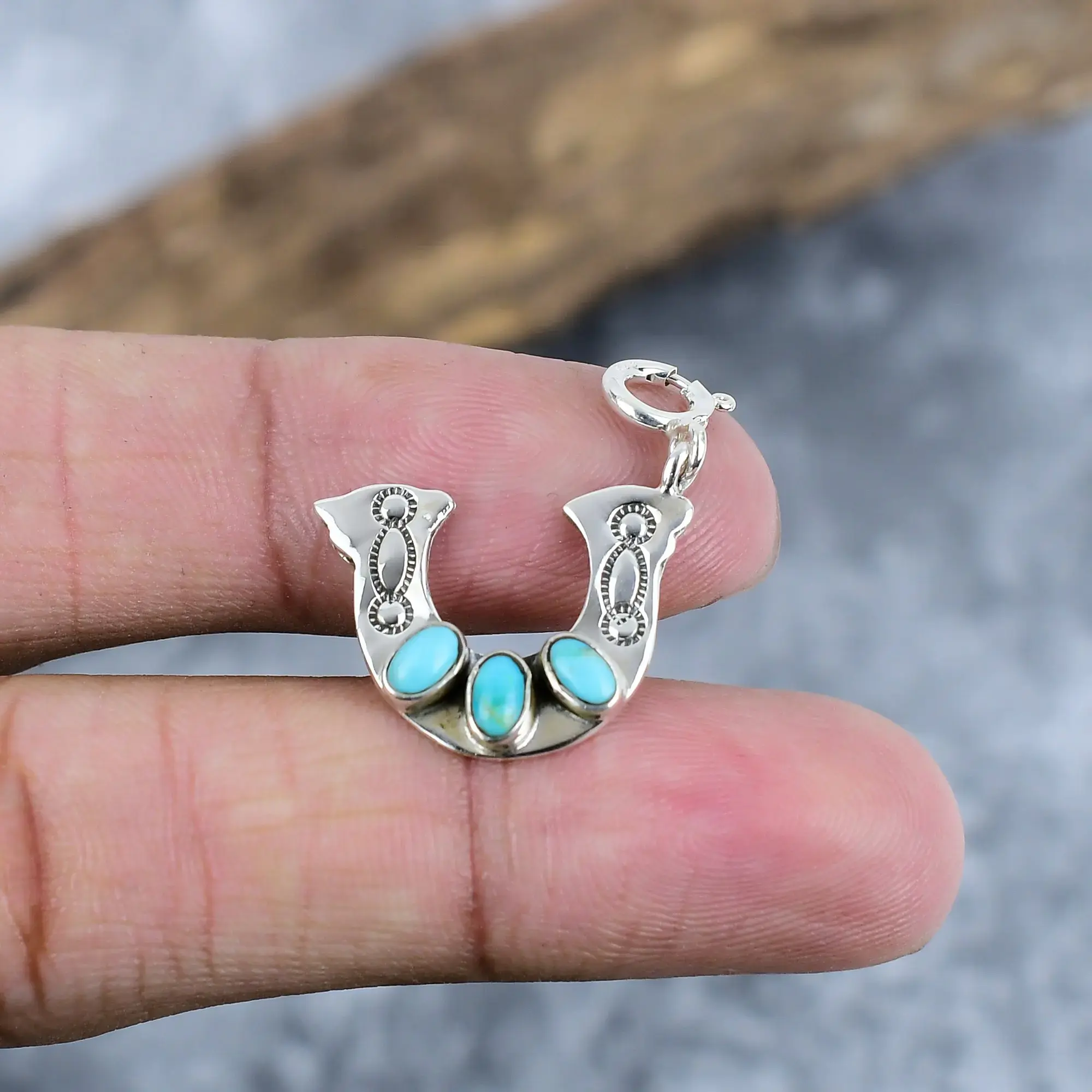 Pendant thumb