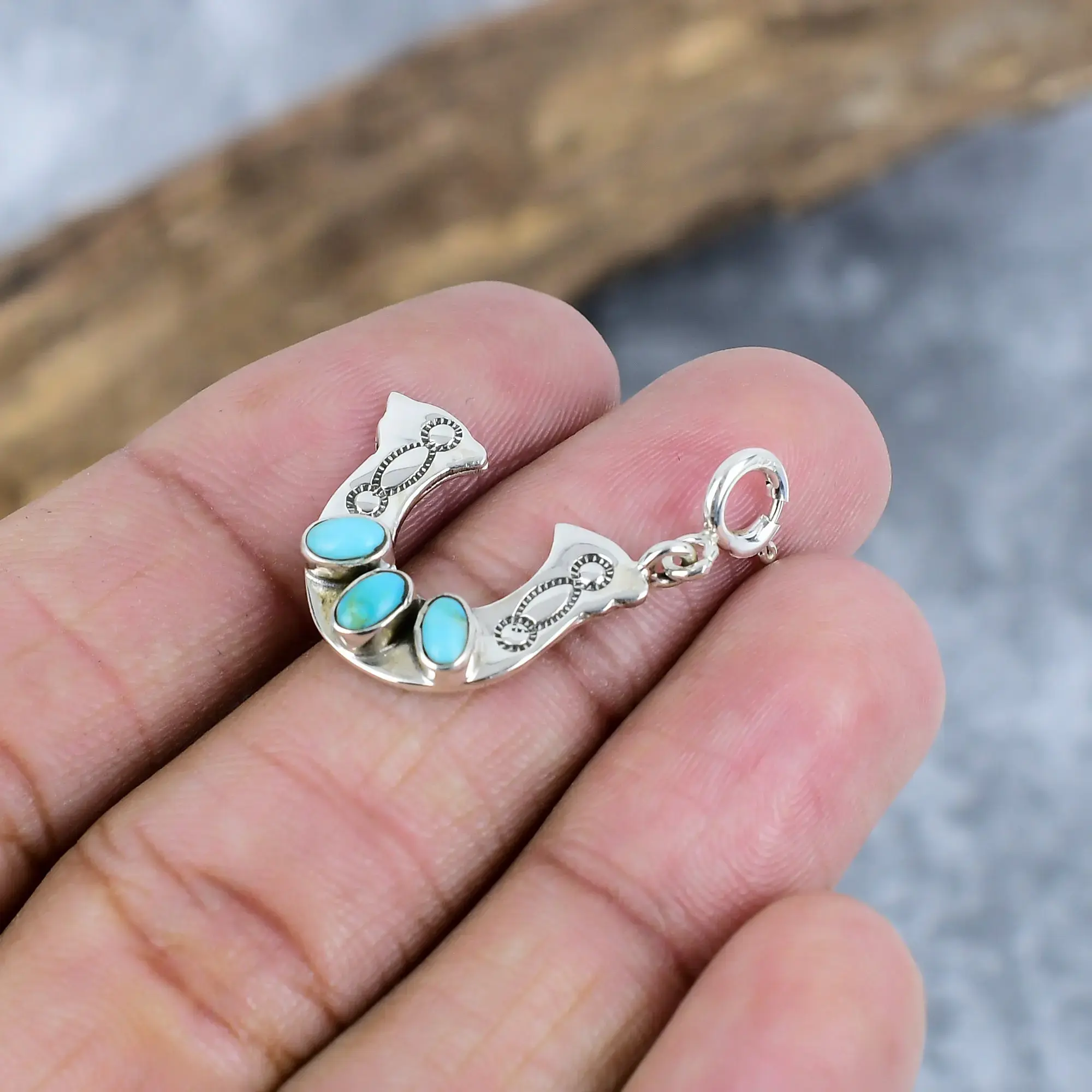 Pendant thumb